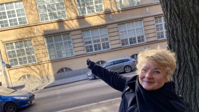 Saara Ekström pekar på sitt arbetsrum i Åbos Konstens Hus.