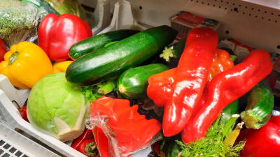 Gurka, paprika och andra grönsaker framställda i en butik.