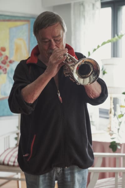 Risto Pellava spelar trumpet.