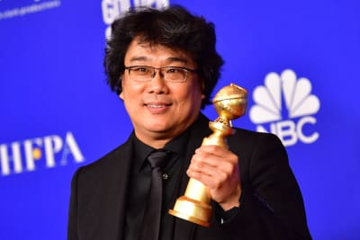 Sydkoreansk regissör med vinstpokal.