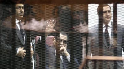 Från vänter Gamal Mubarak, Hosni Mubarak och Alaa Mukarak i rätten i Kairo den 9 maj 2015.