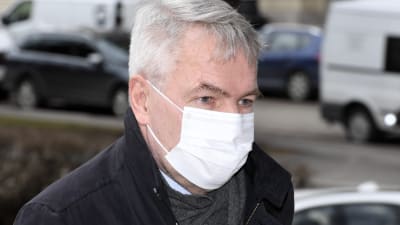 Pekka Haavisto med vitt munskydd.