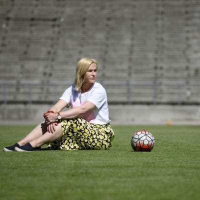 Heidi Pihlaja sitter ner bredvid en boll.