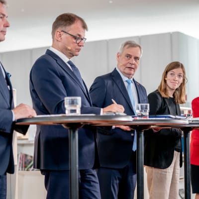 Hallituspuolueiden puheenjohtajat infossa