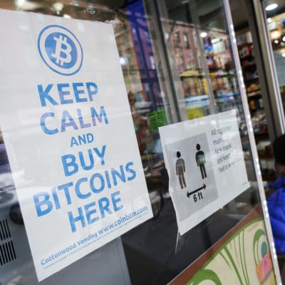 Bitcoin-automaatti New Yorkissa 9. helmikuuta. Kryptovaluutan arvo on noussut tänä vuonna jo 71 prosenttia.