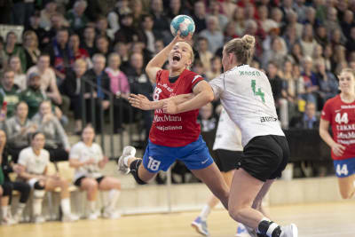 Grankulla IFK:s Corinna Jensen försöker stoppa Dickens Linnea Aula i en handbollsmatch.