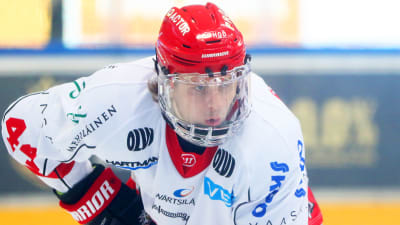 Olli Vanttaja spelar ishockey.