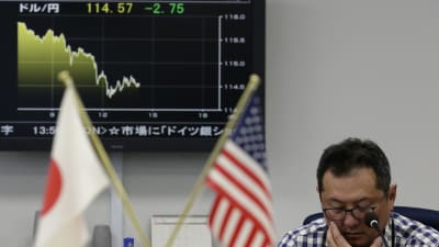 Japansk valutatrader den 9 februari då dollarn sjönk i förhållande till yenen och Tokyobörsen kraschade 5,4 procent.