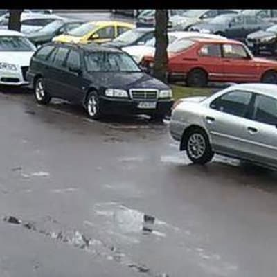 Autoja parkkipaikalla