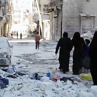 Pommitusten jälkiä Aleppossa lauantaina.
