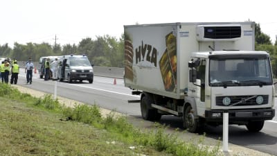 Tiotals flyktingar hittades döda i en lastbil i Österrike 27 augusti 2015.