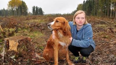 Jessica Granlund med sin hund på kallhygget