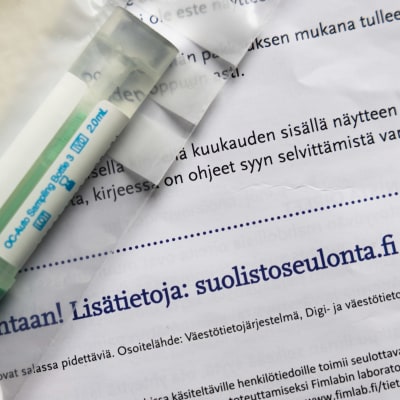 Ett kit för tarmcancerscreening som skickas per post hem till finländare. 
