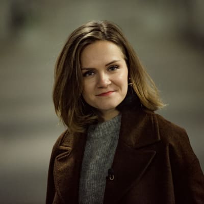 Ronja salmi katsoo kameraan.