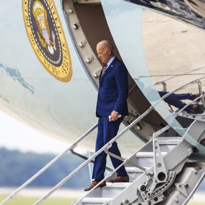 Joe Biden laskeutuu Air Force Onesta 6. heinäkuuta 2023.