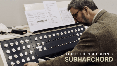 Tweedtakkinen mies profiilissa soittaa vanhaa elektronista soitinta, kuvassa teksti "A Future That Never Happened, Subharchord".