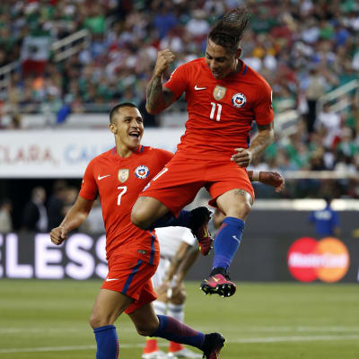 Alexis Sanchez och Eduardo Vargas firar i Copa America-kvartsfinalen mot Mexiko.