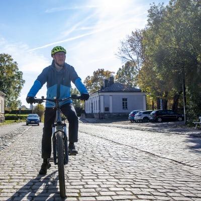 Harry Granö pyöräilemässä Lappeenrannan Linnoituksessa.
