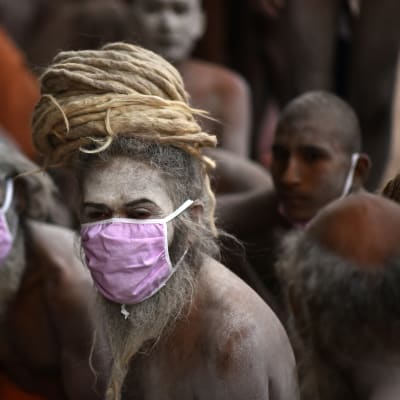 Hindujen pyhä mies, sadhu, osallistui Kumbh Mela-juhlaan maanataina Haridwarissa.