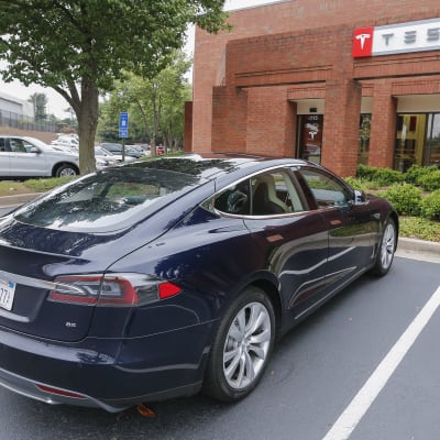 Bilförsäljare i USA är sura över att Tesla säljer bilarna direkt till konsumenterna