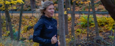 Johanna Bäcklund löper i skogen.