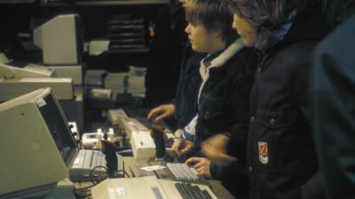 Killar prövar datorer i en elektronikaffär 1984.