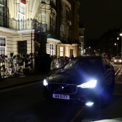 Bilen tillhörande Myanmars ambassadör i London, Kyaw Zwar Minn, står med lyktorna påslagna utanför Myanmars ambassad i London som tagits över av vice ambassadören och militärjuntan. 