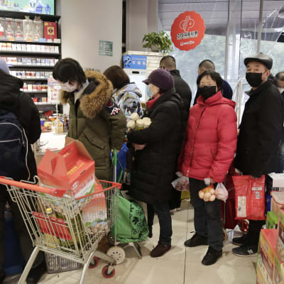 Invånare i Wuhan köar i en matbutik den 23 januari 2020.