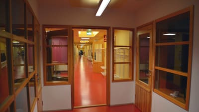 Nyrenoverad korridor i Merituulen koulu