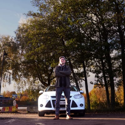 Anders Karlsson står framför en Ylebil.