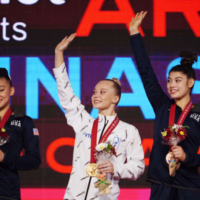 Angelina Melnikova kultamitali kaulassaan voimistelun MM-kisoissa