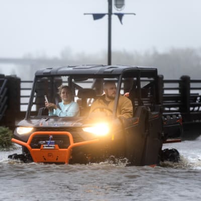 Invånare i Wilmington, NC, kör bil genom översvämningar under orkanen Florence, 2018.