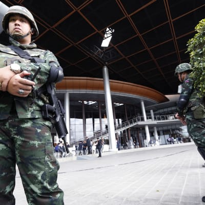 Thailändska soldater vaktar utanför byggnaden där landets budgetplan för 2015 görs upp.