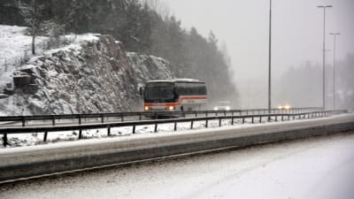 Buss kör i snöoväder längs Borgå motorväg