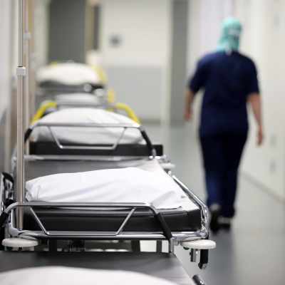 Sjukskötare går i korridor vid centralsjukhuset i S:t Mickels.