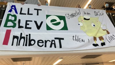 Abiturienternas banderoll i Ekenäs Gymnasium år 2022.