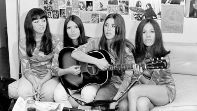 Fanny-yhtyeen neljä nuorta naista mustavalkokuvassa sohvalla joskus 1960-luvun lopulla.