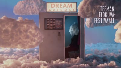 Pilvipäinen hahmo istuu Dream Automat -kuvauskopissa pilvien päällä studioon lavastetussa taivaassa, Teeman elokuvafestivaali 2022 -teksti kuvan päällä.