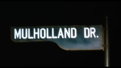 Mulholland Dr -tienviitta pimeässä.