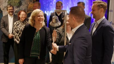 Lamors representanterna ringer i börsklockan.
