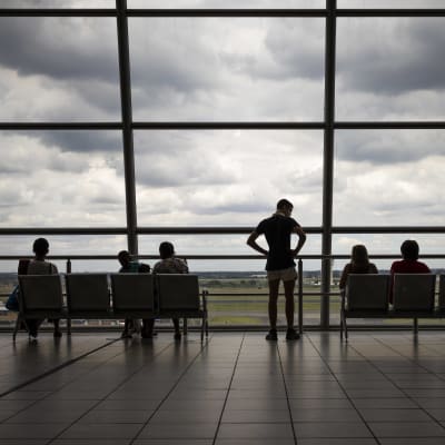 Passagerare på flygplatsen OR Thambo International airport i Johannesburg i december 2020.
