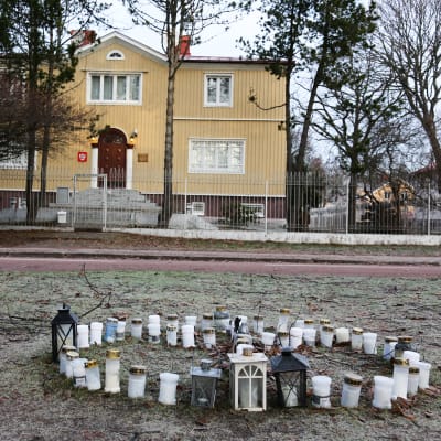 Venäjän konsulaatti Maarianhaminassa. Edessä ukrainalaisten tueksi tuotuja kynttilöitä 