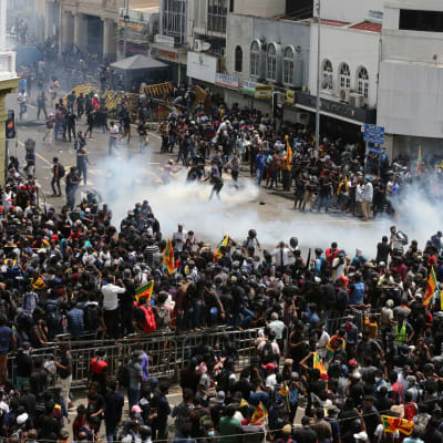 Säkerhetsstyrkorna försökte stoppa demonstranterna med både tårgas och vattenkanoner i närheten av presidentens residens. 