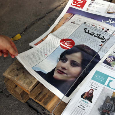 Mahsa Aminin kuva sanomalehden kannessa