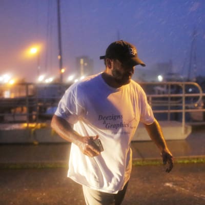 En man i regnet i Florida en stund innan orkanen Michael når land.