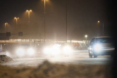 Autoja aamuliikenteessä lumisateessa.