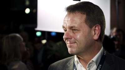 Jan Vapaavuori ser nöjd ut på Samlingspartiets valvaka.