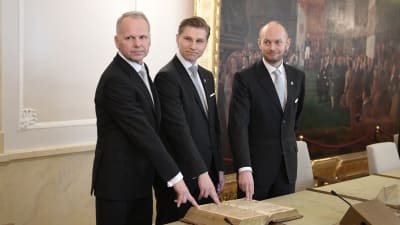 Jari Leppä, Antti Häkkänen och Sampo Terho svor tjänsteeden den 5 maj 2017.