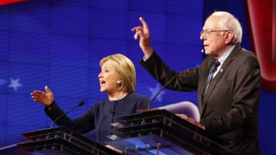 Hillary Clinton och Bernie Sanders under debatten i Flint, Michigan