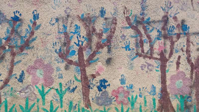 Det stod "Gasa araberna" på Shuhada Street Kindergartens vägg i Hebron. Så dagisbarnen målade över klottret med blommor.